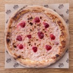 Десертная пицца с кремом Маскарпоне и клубникой ресторана ОТТО