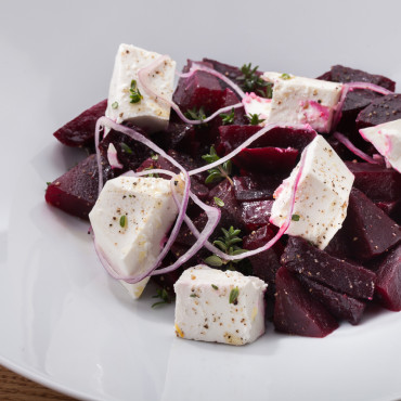Салат из печеной свеклы с мягким сыром и оливковым маслом из ресторана ОТТО
