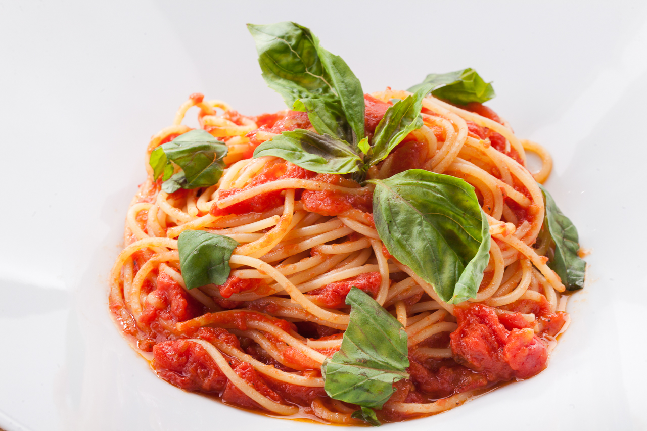 Спагетти с соусом из помидоров и базилика из ресторана ОТТО.